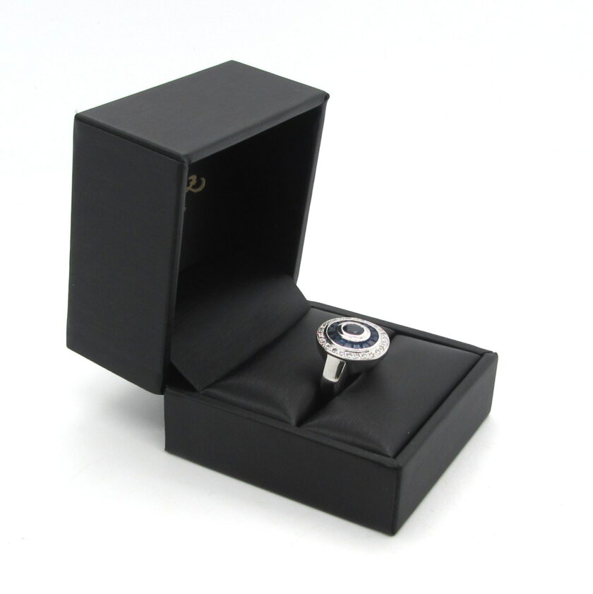 Sortija de oro blanco con zafiros y diamantes - Image 4