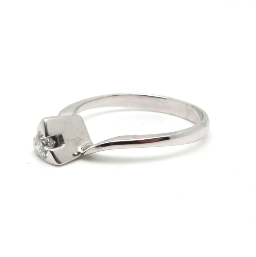 Sortija de Oro Blanco con Diamante Central 0,2ct - Image 2