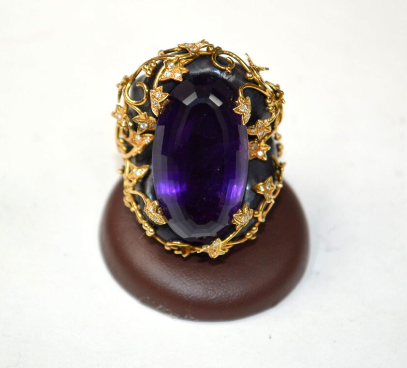 Anillo de oro amarillo y diamantes con amatista. - Image 3