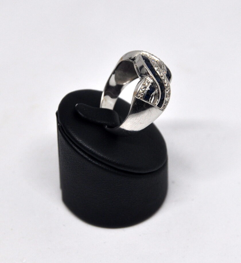 Sortija oro blanco entrelazado con diamantes y zafiros - Image 8