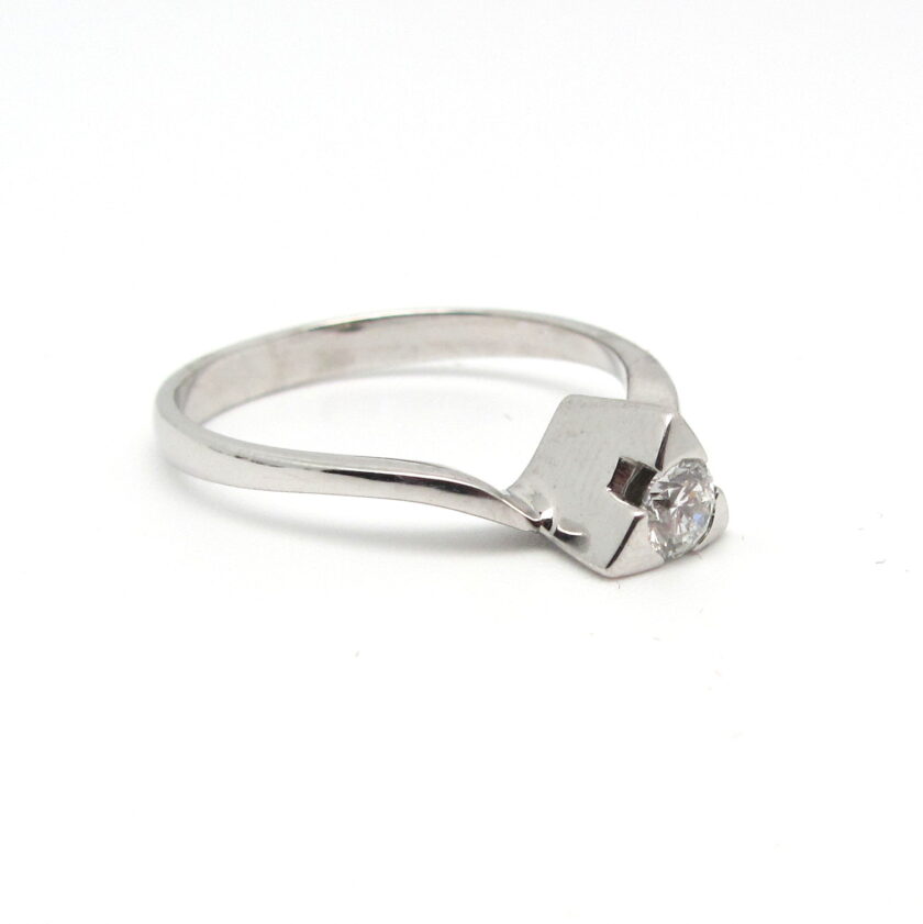 Sortija de Oro Blanco con Diamante Central 0,2ct