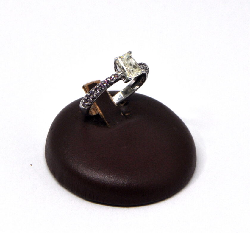 Sortija de Oro Blanco con Diamante Rectangular - Image 4