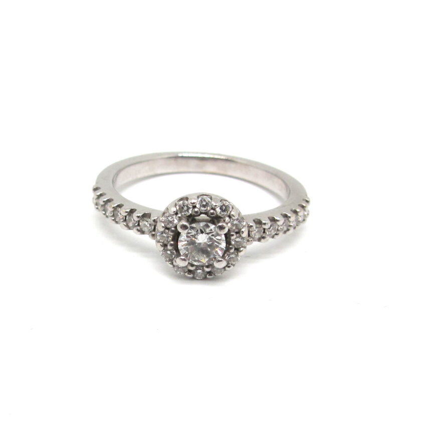 Sortija de oro blanco  de 18 quilates con diamantes