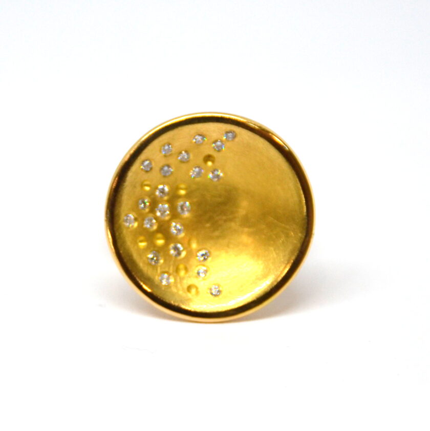 Sortija Circular de Oro Amarillo y Diamantes - Image 4