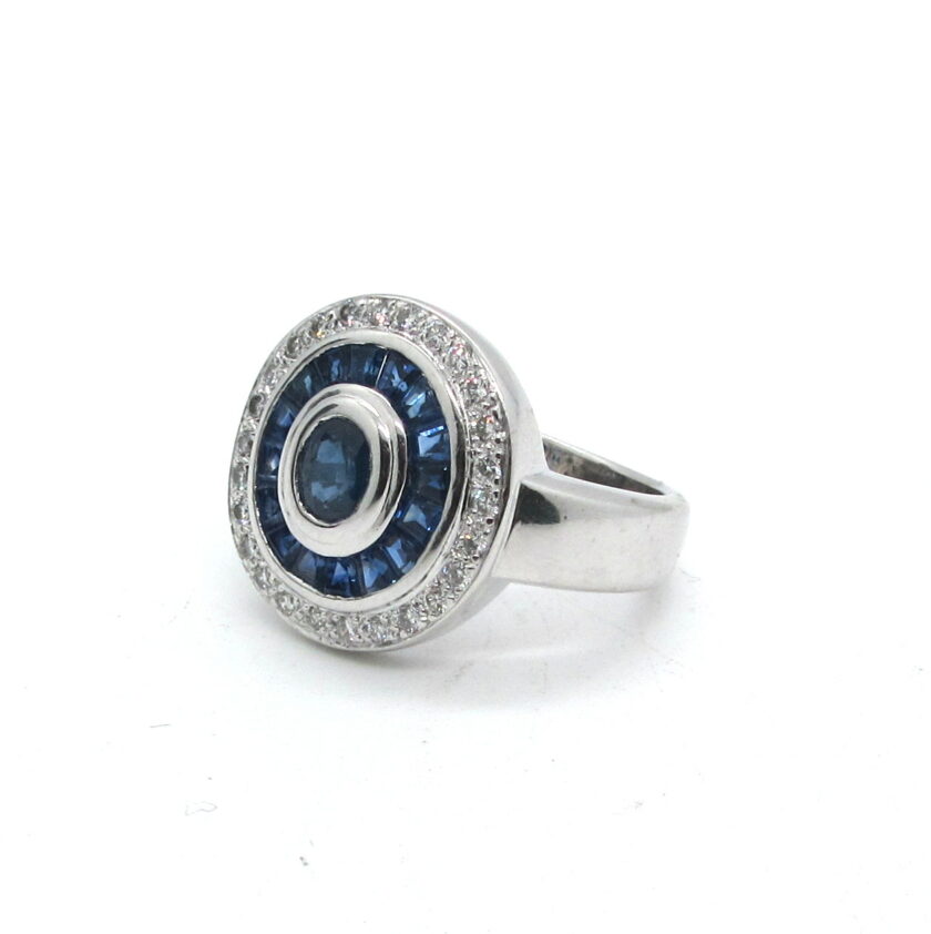 Sortija de oro blanco con zafiros y diamantes
