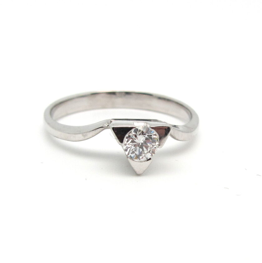 Sortija de Oro Blanco con Diamante Central 0,2ct - Image 3