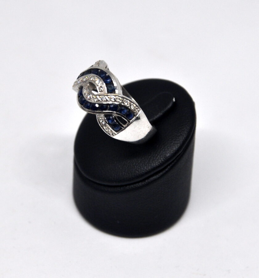 Sortija oro blanco entrelazado con diamantes y zafiros - Image 9