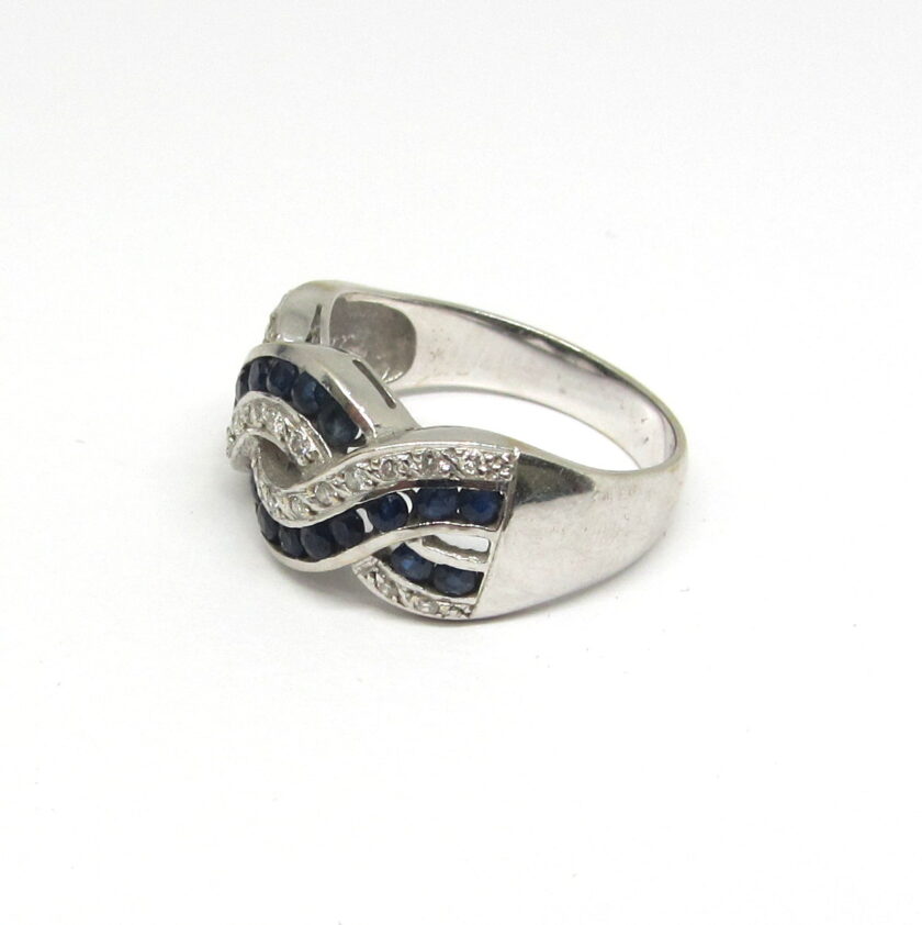 Sortija oro blanco entrelazado con diamantes y zafiros - Image 2