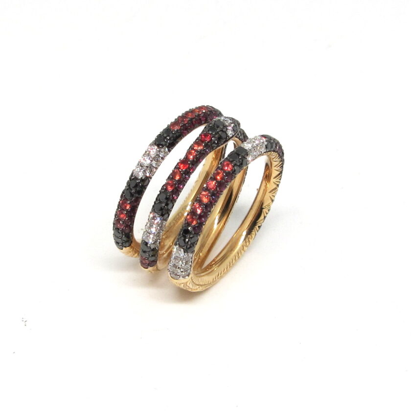 Anillo Gucci en oro amarillo con diamantes negros y blancos con rubies