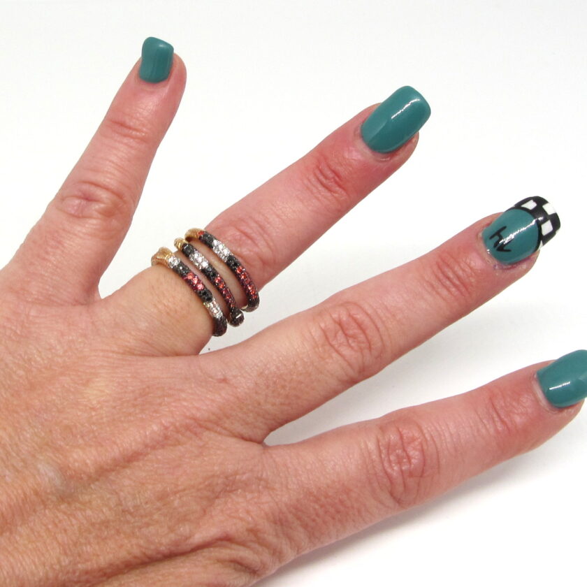 Anillo Gucci en oro amarillo con diamantes negros y blancos con rubies - Image 4