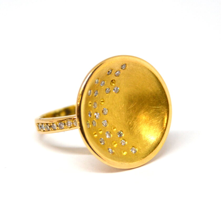 Sortija Circular de Oro Amarillo y Diamantes
