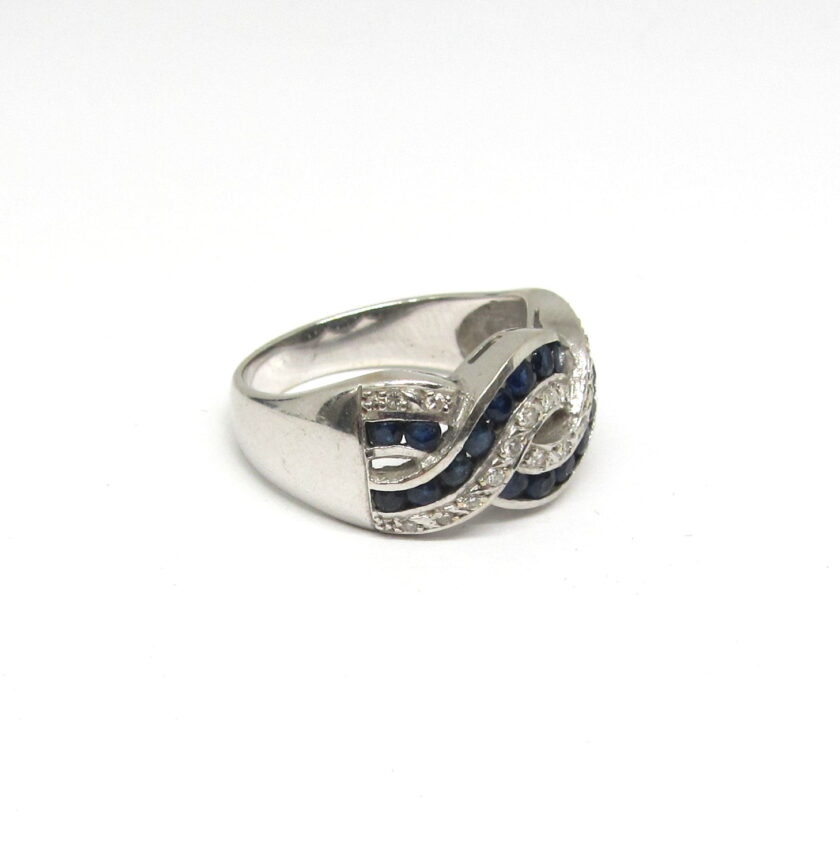 Sortija oro blanco entrelazado con diamantes y zafiros - Image 3