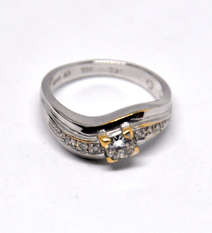 Sortija de Oro Blanco con Diamante Central y Brillantes - Image 6