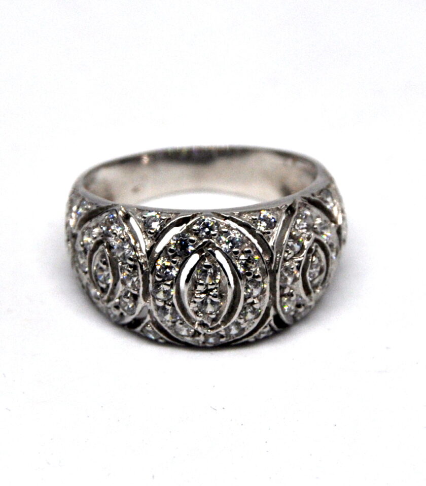 Sortija oro blanco con círculo de diamantes