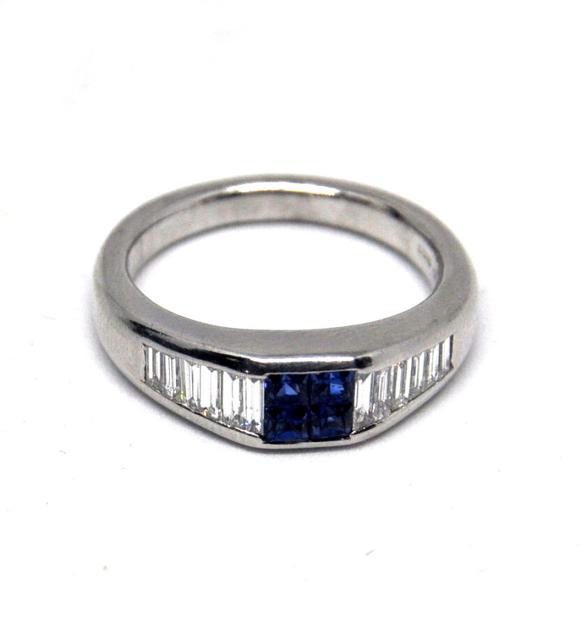 Sortija oro blanco con zafiro central y diamantes