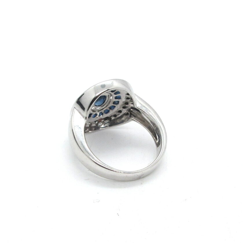 Sortija de oro blanco con zafiros y diamantes - Image 3