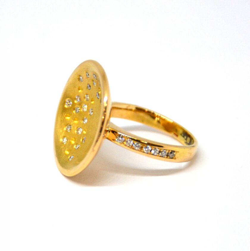 Sortija Circular de Oro Amarillo y Diamantes - Image 2