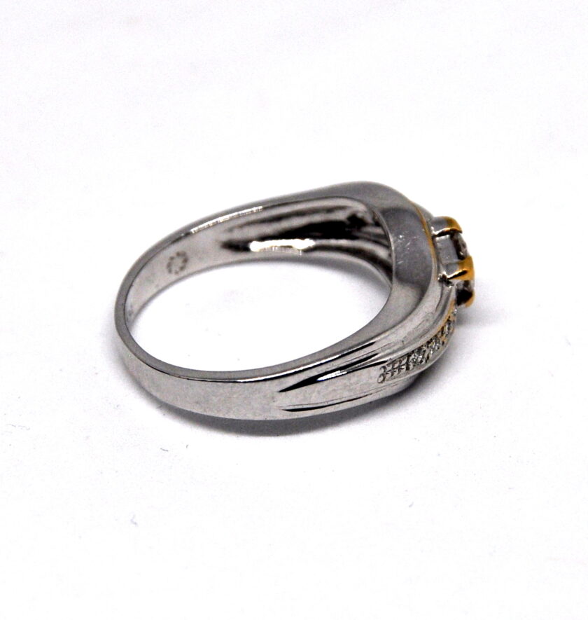 Sortija de Oro Blanco con Diamante Central y Brillantes - Image 3