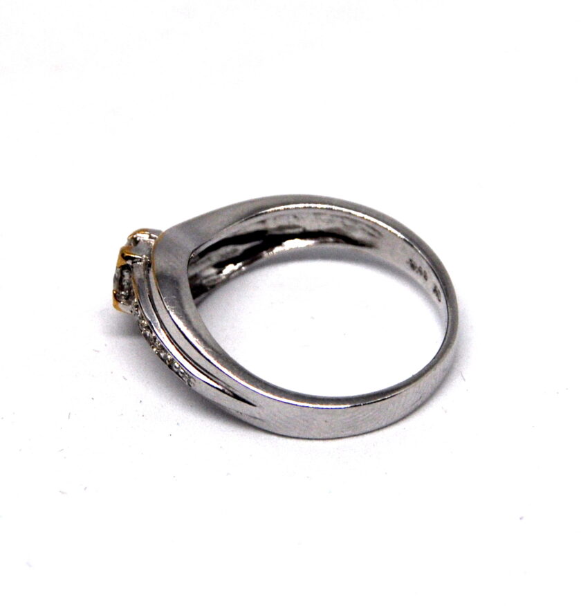 Sortija de Oro Blanco con Diamante Central y Brillantes - Image 7