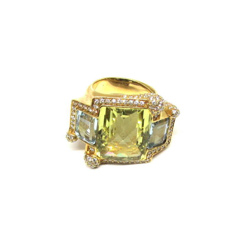 Sortija de oro amarillo con diamantes, topacio y cuarzo