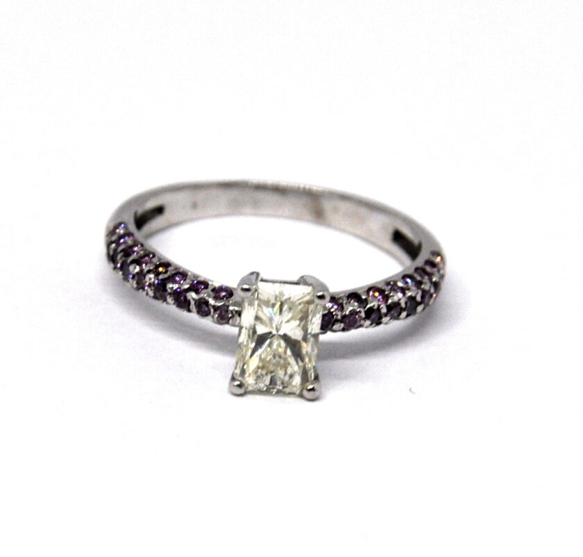 Sortija de Oro Blanco con Diamante Rectangular