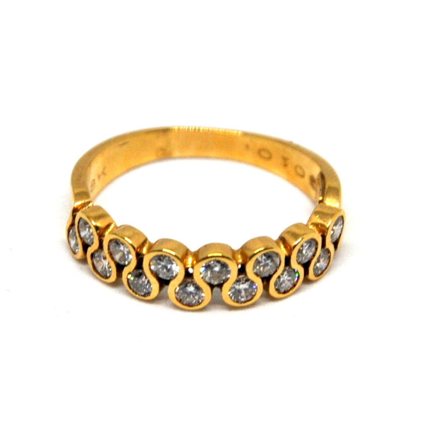Sortija de Oro con Tira de Diamantes