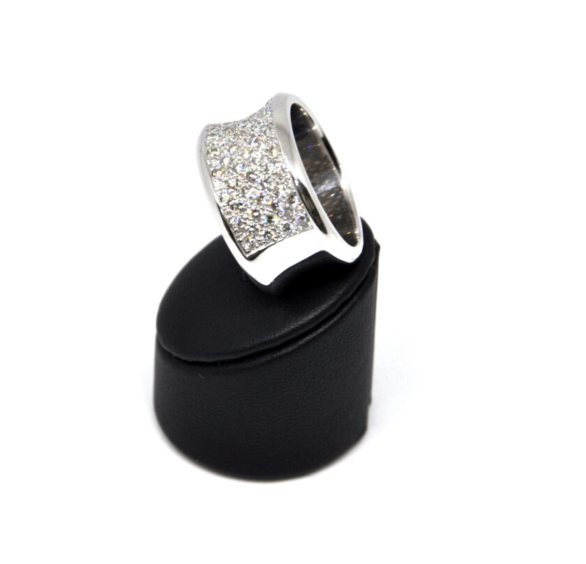 Sortija de Oro Blanco con Pavé de 60 Diamantes - Image 4