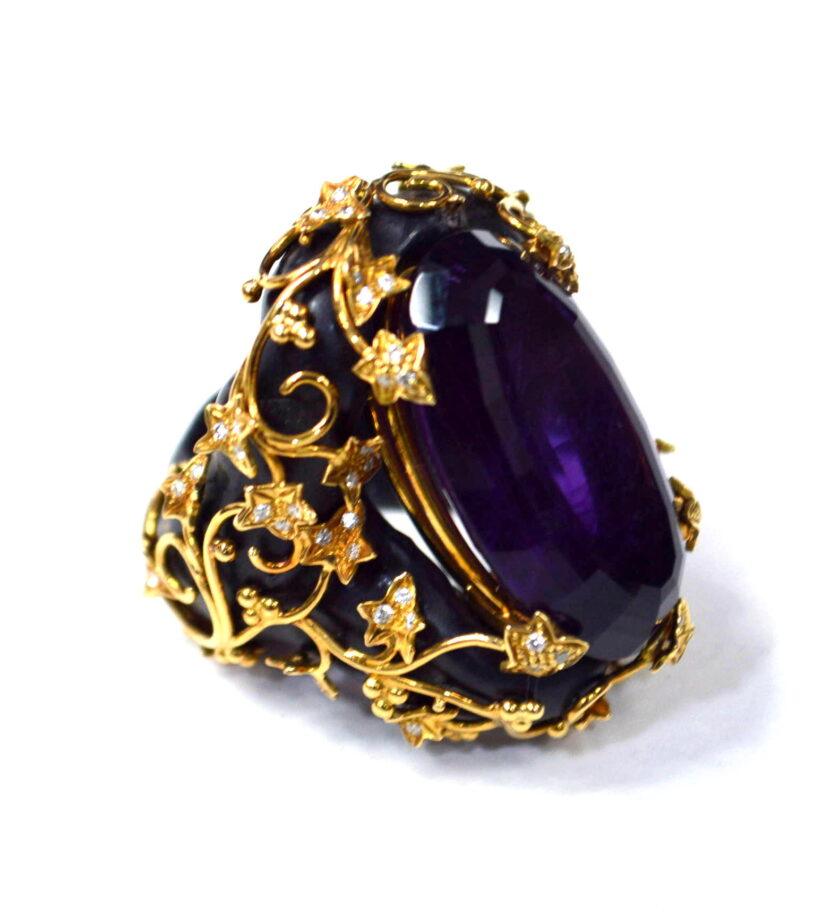 Anillo de oro amarillo y diamantes con amatista.