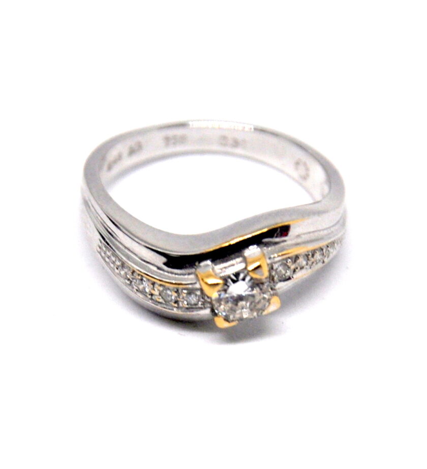 Sortija de Oro Blanco con Diamante Central y Brillantes
