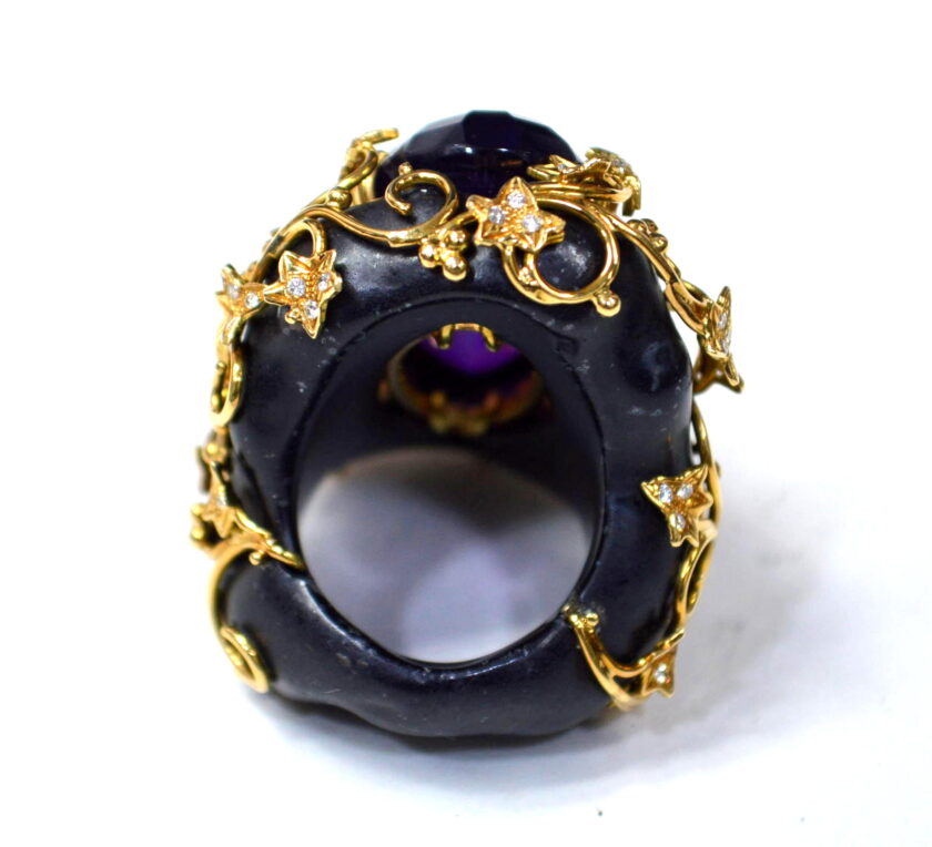 Anillo de oro amarillo y diamantes con amatista. - Image 2